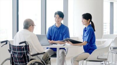 ケア就業者、2035年に1285万人 6人に1人へ 介護就業者は420万人に拡大