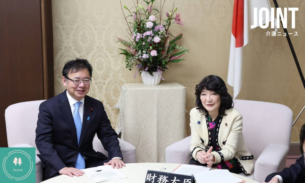 来年度の臨時改定、介護報酬＋2.03%　賃上げ最大月1.9万円　政府が正式決定